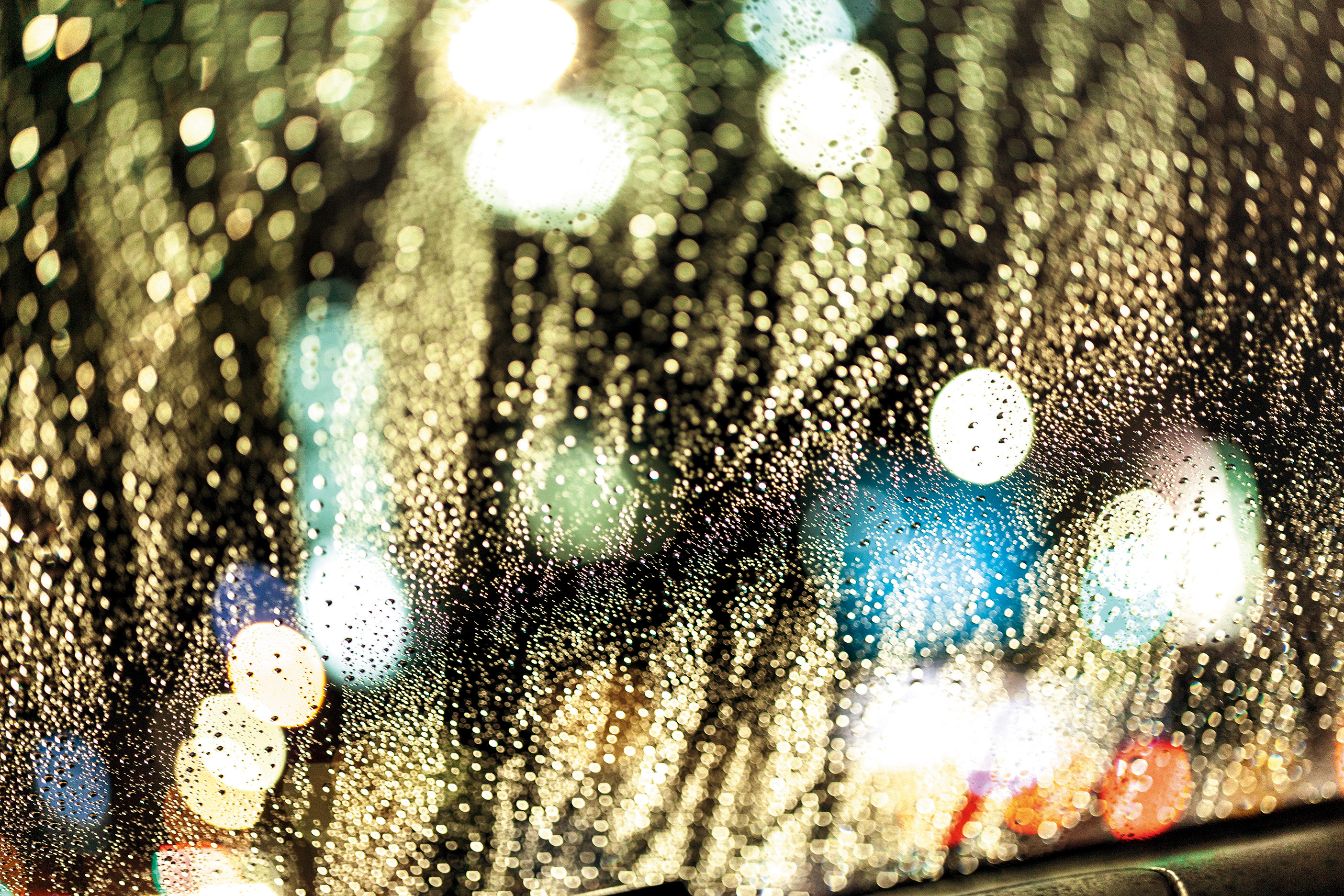 フロントガラスについた「雨粒」を光に透かして感情を表現する