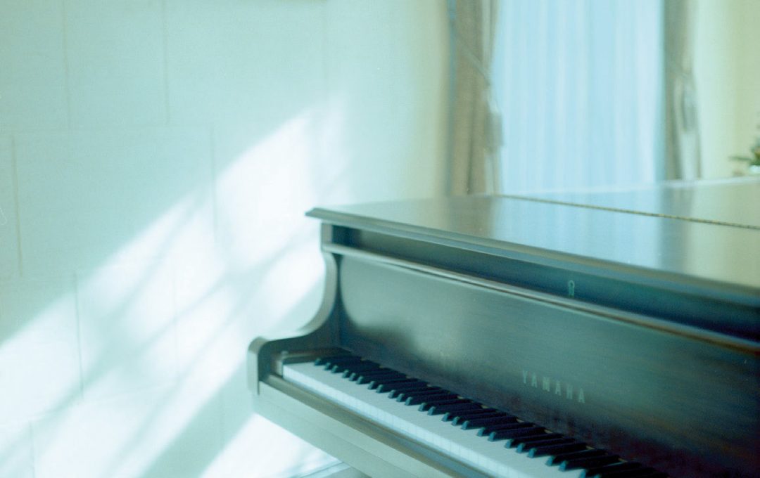 映り込みや角度によって多彩な視点が得られる「ピアノ」