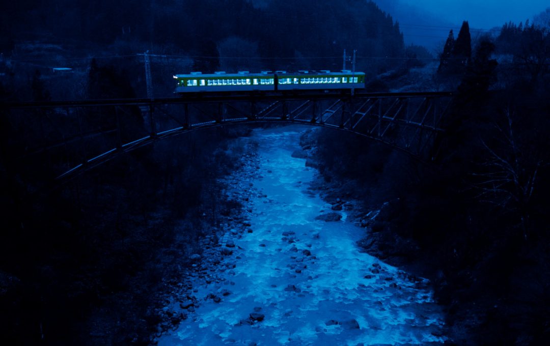 藍色の薄闇世界を駆ける列車