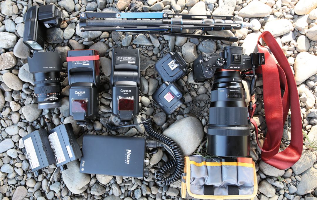 オフカメラ・ストロボライティングに必要なアイテム「ブラケット」と「外付けバッテリー」のススメ