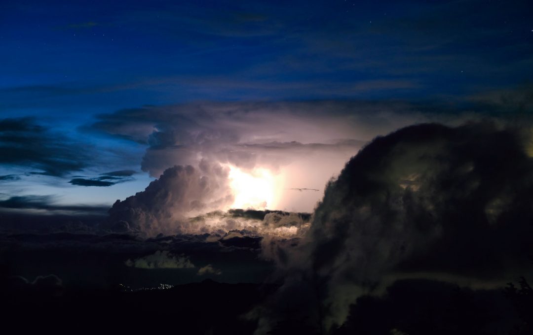 四季の空を撮る！「雷雲」の位置・形を記録しておきたいなら日没直後が狙い目