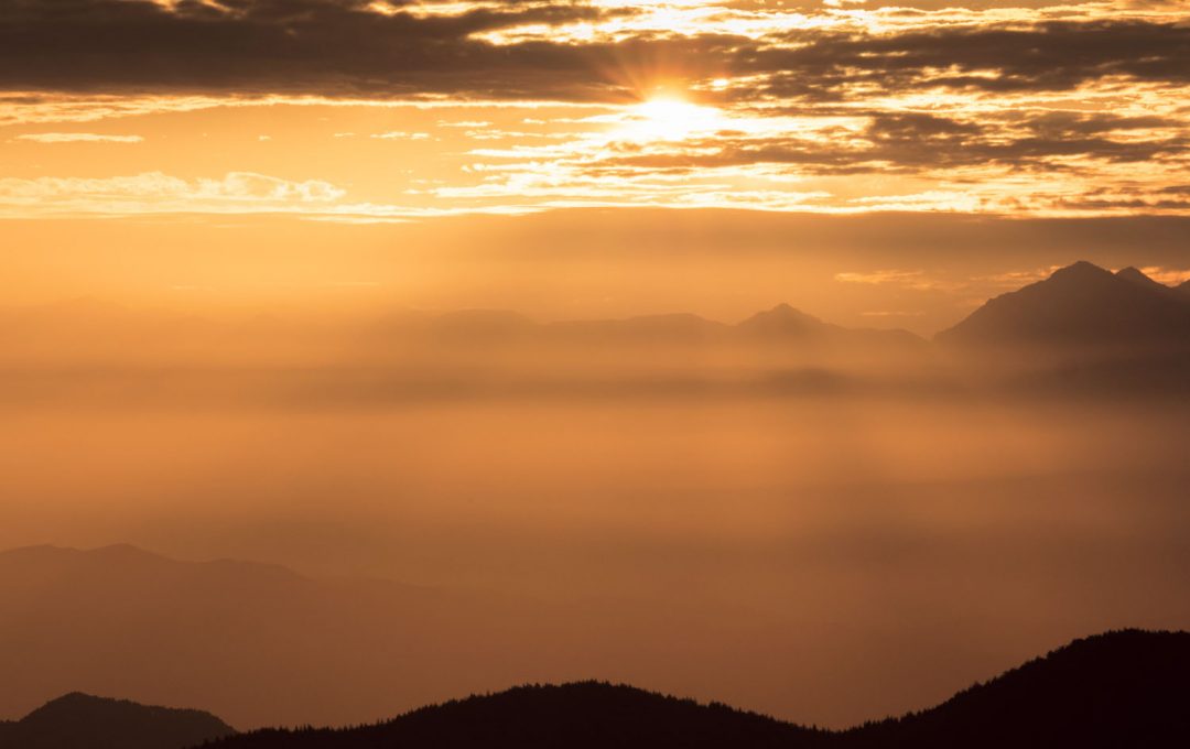 「雄大」な夕焼け空の色はRAW現像で。白飛びにだけは気をつけて