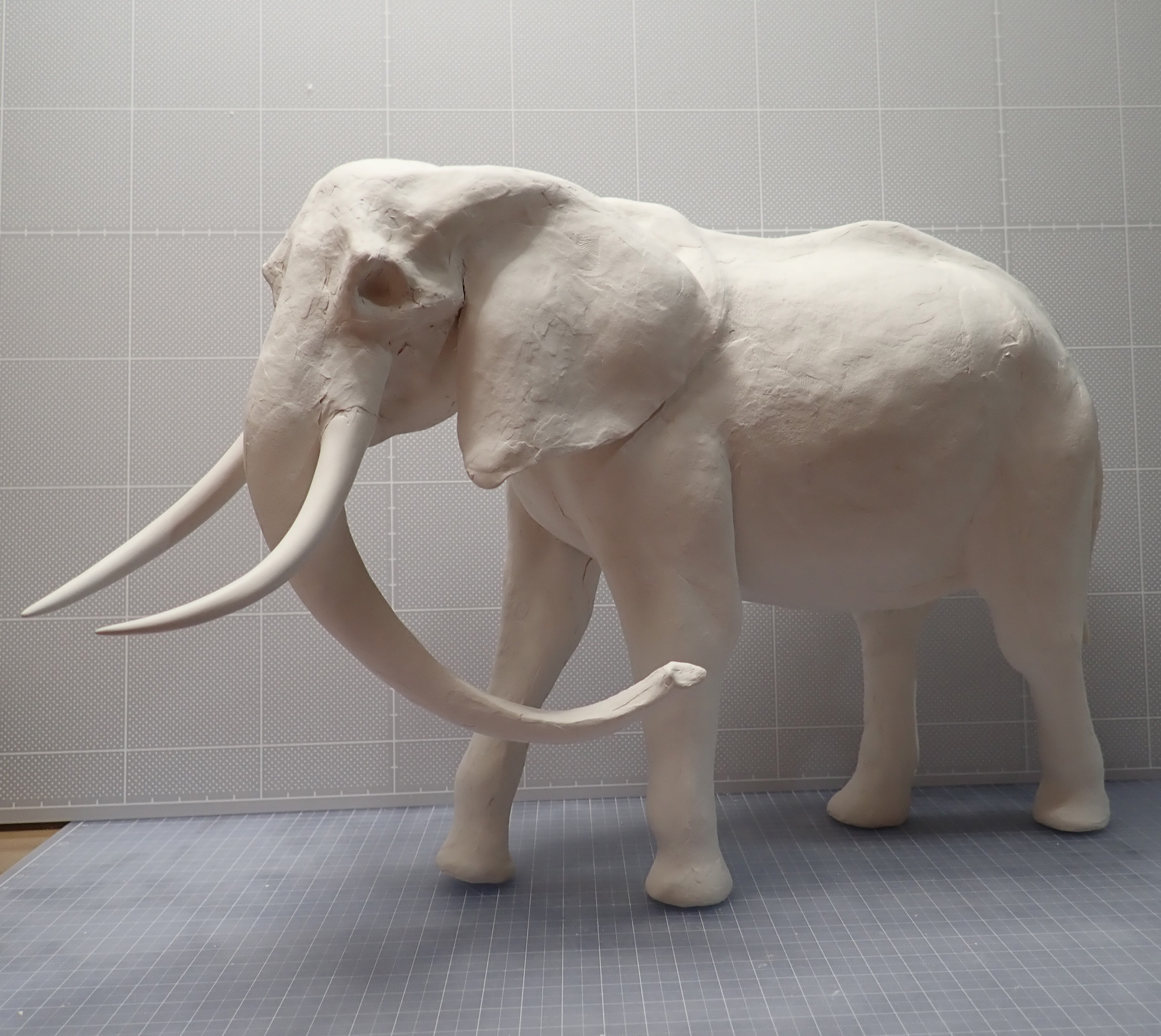 粘土造形スーパーテクニック アフリカゾウの全体の完成 頭部と尻尾を組み込む 粘土で作る いきもの造形 第4回 Pictures