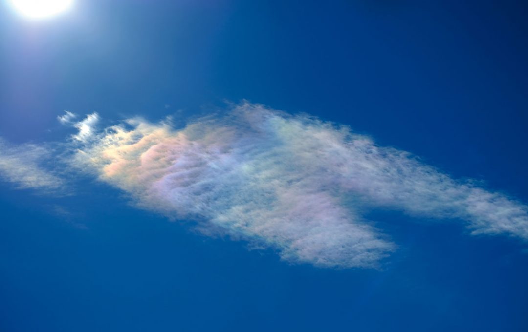太陽の近くに現れる美しい「彩雲」。ファインダー撮影時は構図に注意