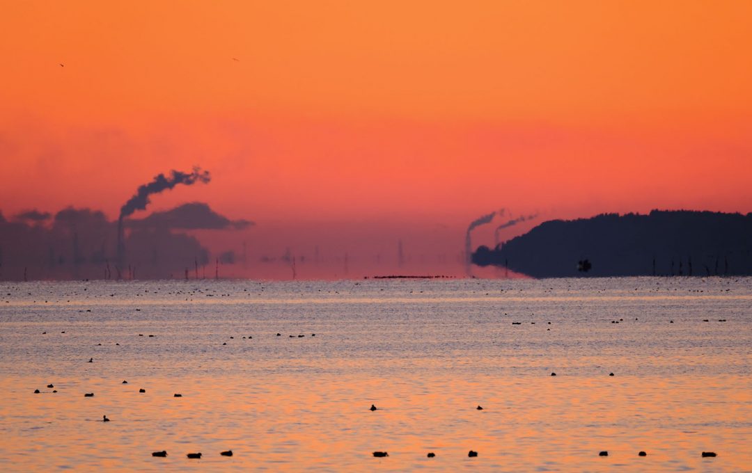 「四季の空を撮る・不思議な空」煙突や船が水平線上に浮かんで見える「浮島現象」