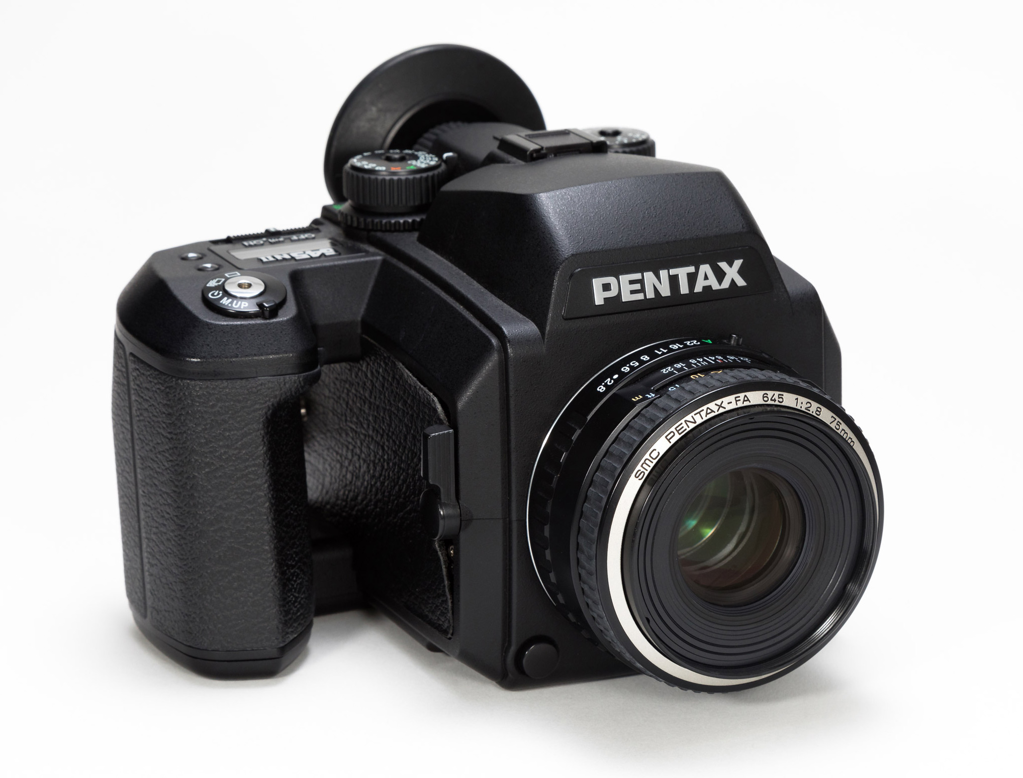 35mm判一眼レフの感覚で使える中判フィルムカメラ「PENTAX 645NII 