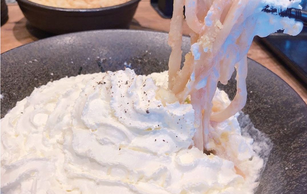 【一度は絶対に食べたい料理を紹介】りょうくんグルメガイド〜白のインパクトがすごい、渋谷の明太チーズクリームうどん〜