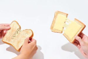 木彫りの「チーズトースト」パンの質感を追求したら実物と見分けがつかなくなってしまった