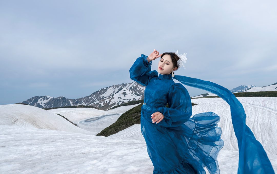 雪や氷の景色の中でダイナミックなセルフポートレートを撮る