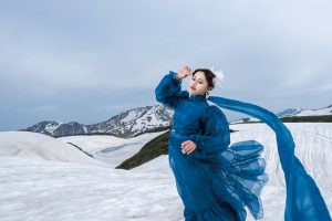 雪や氷の景色の中でダイナミックなセルフポートレートを撮る