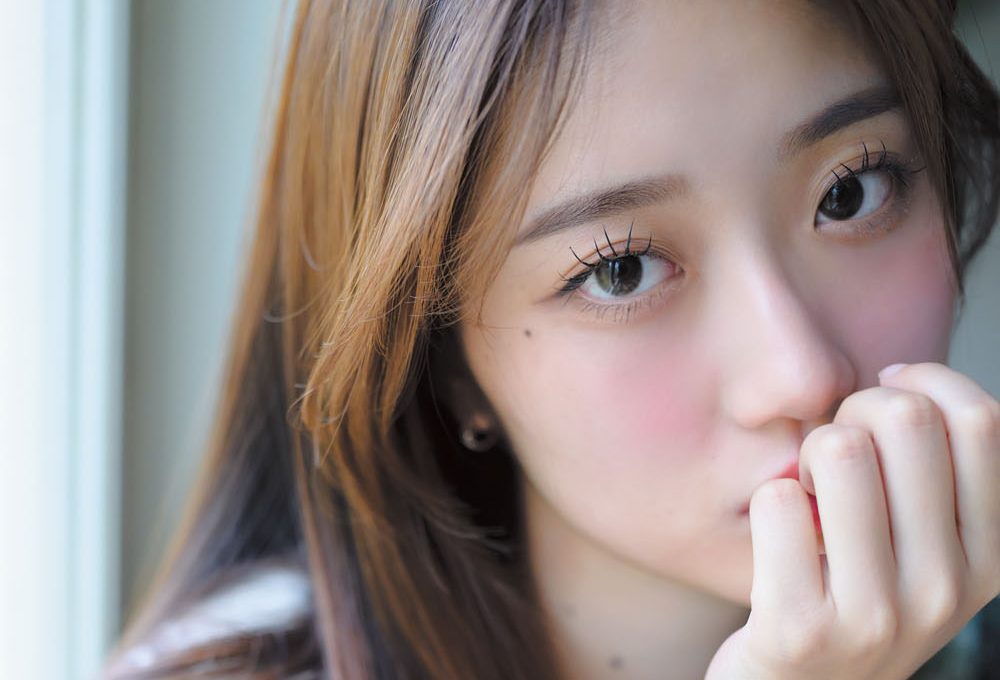 口元を隠して目力を強調する、押さえておきたい「手の表情」