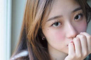 口元を隠して目力を強調する、押さえておきたい「手の表情」