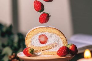 「イチゴのロールケーキ」を照らす自然なライティングはどうやって作る？