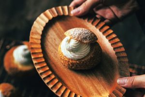 背景の工夫によりシュークリームの存在感を強調する