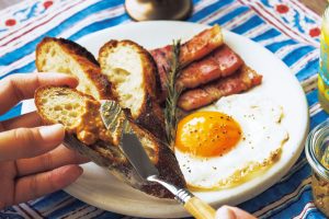 窓からの自然光だけでできるシンプルライティング｜朝食