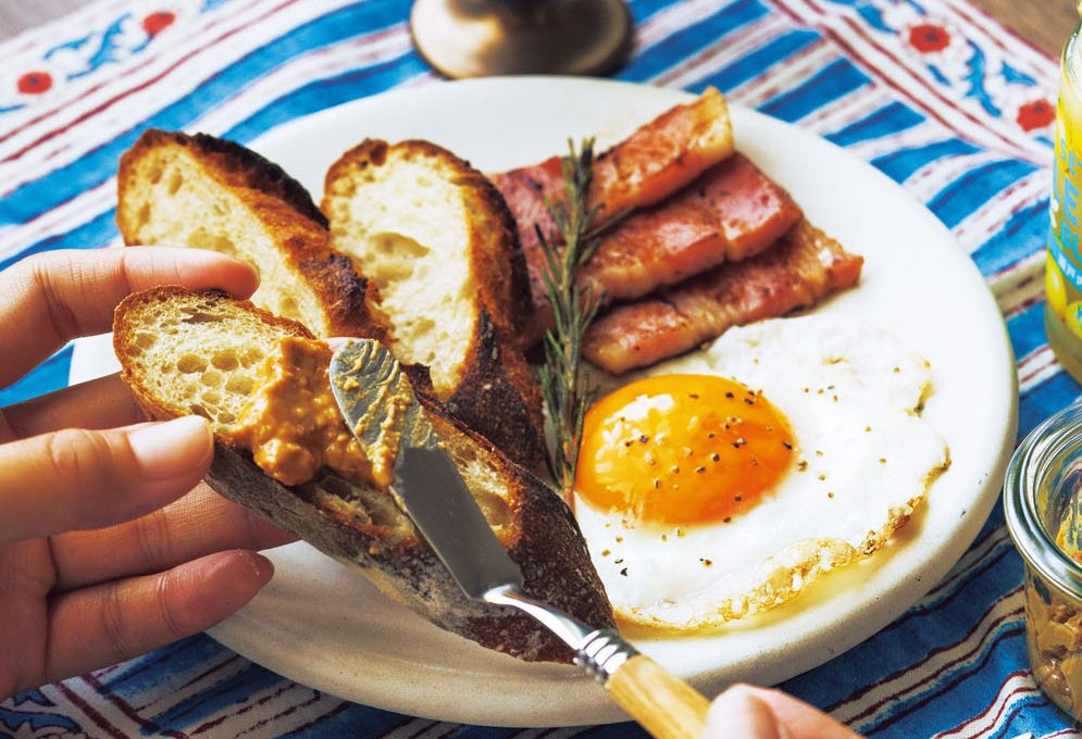 窓からの自然光だけでできるシンプルライティング｜朝食